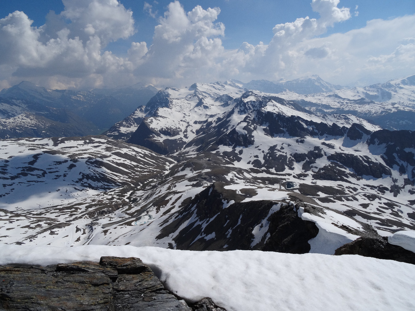 Au sommet vue sur le col de l'Iseran et la Haute Maurienne sous les nuages.
