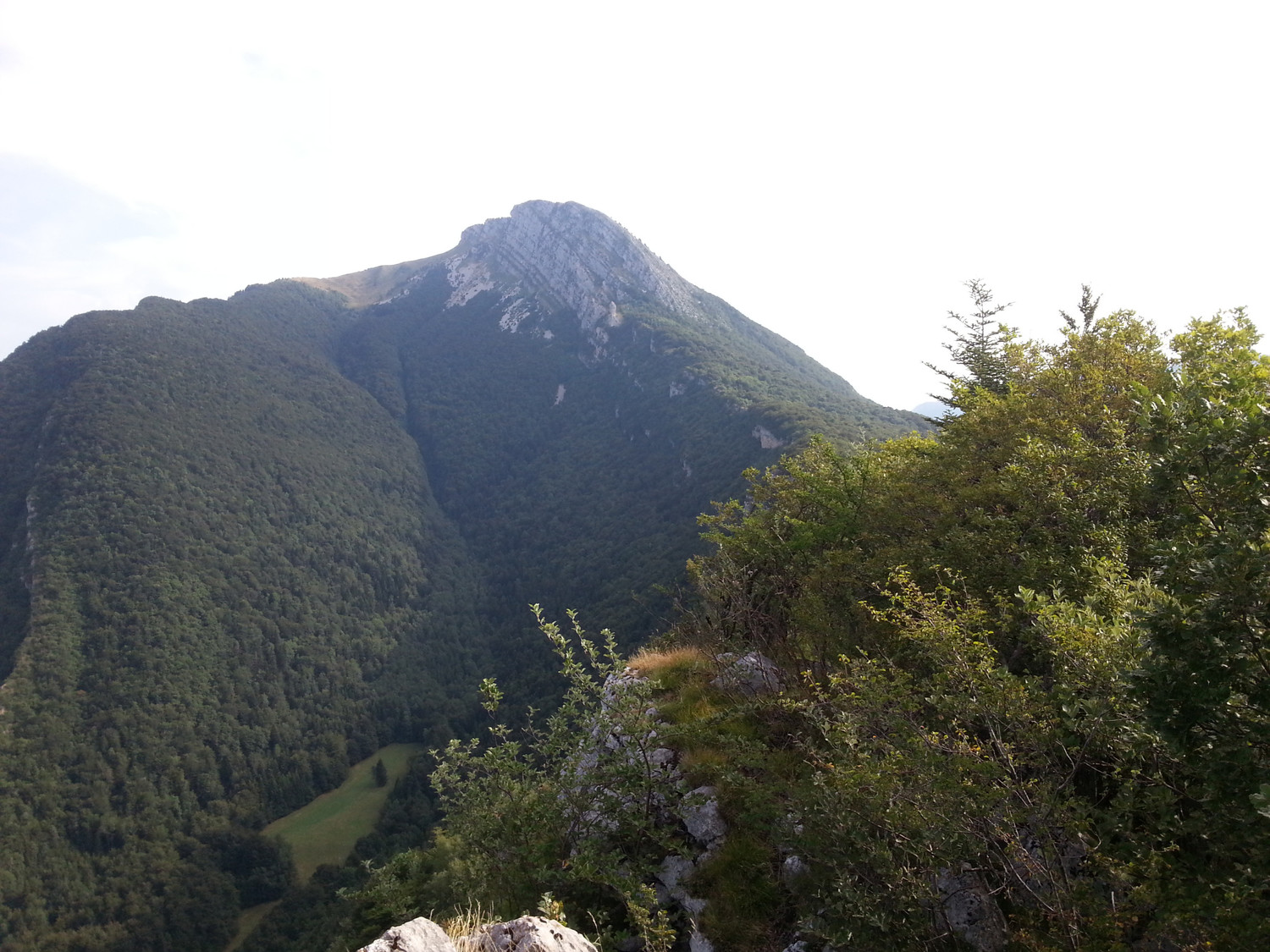 Sur les rochers de l'église, vue sur le rocher de chalves