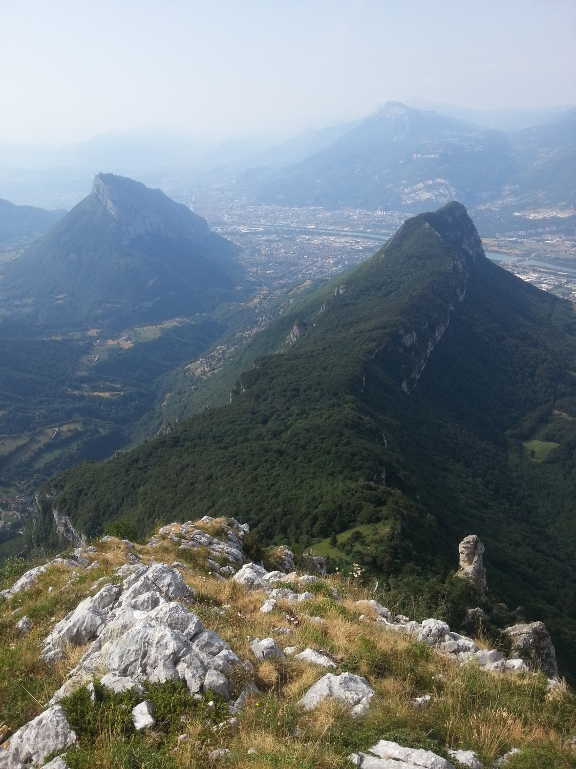 fin de la grimpette sur l'arête sud et vue sur toute la crête de l'itinéraire