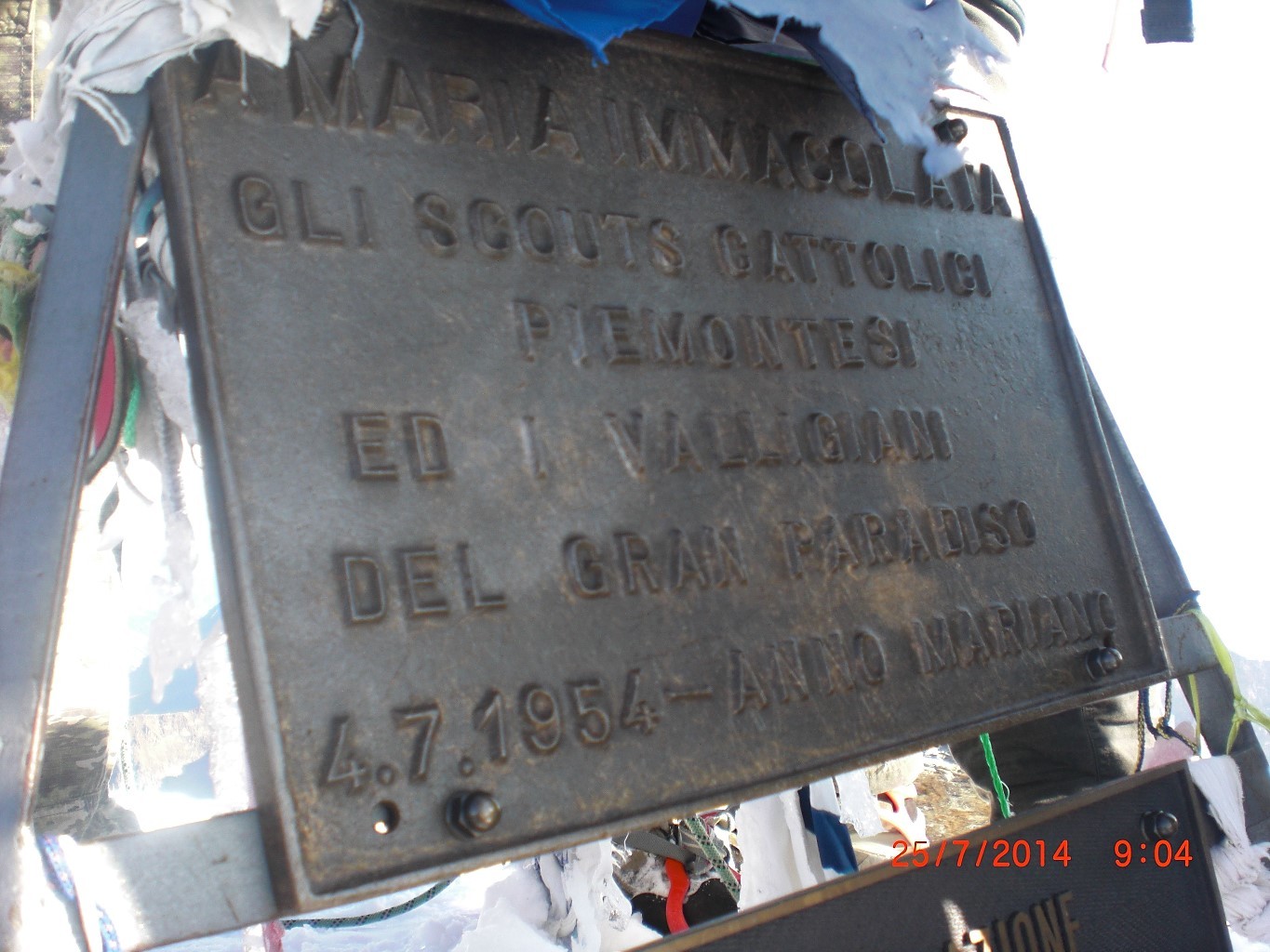 plaque accrochée à la vierge