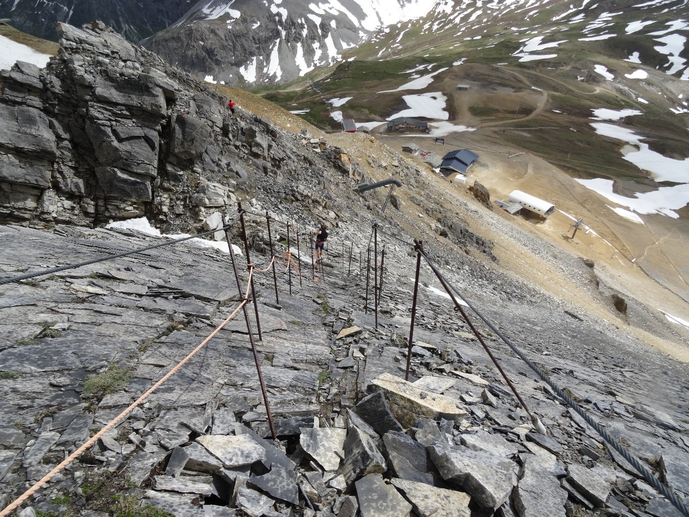 En bas les gares amont du funiculaire funival et du télésiège des Marmottes