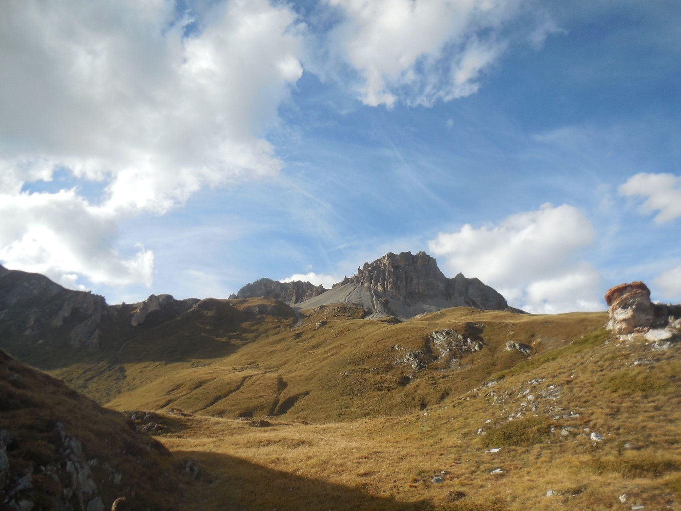 L'Aiguille Percée au fond