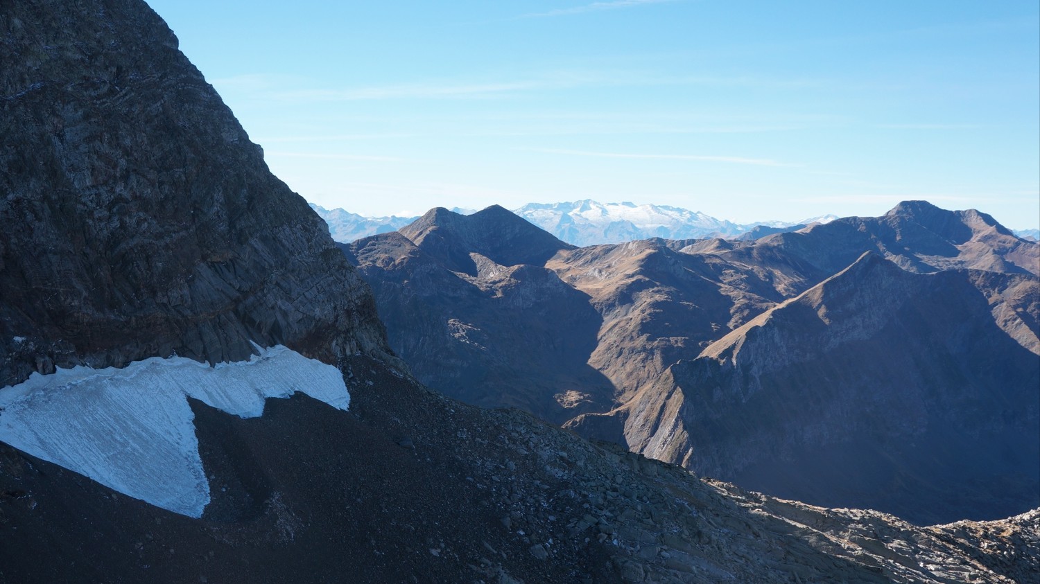 Pic des 3 Comtes et Pic de Barlonguère. Au loin, la Maladeta
