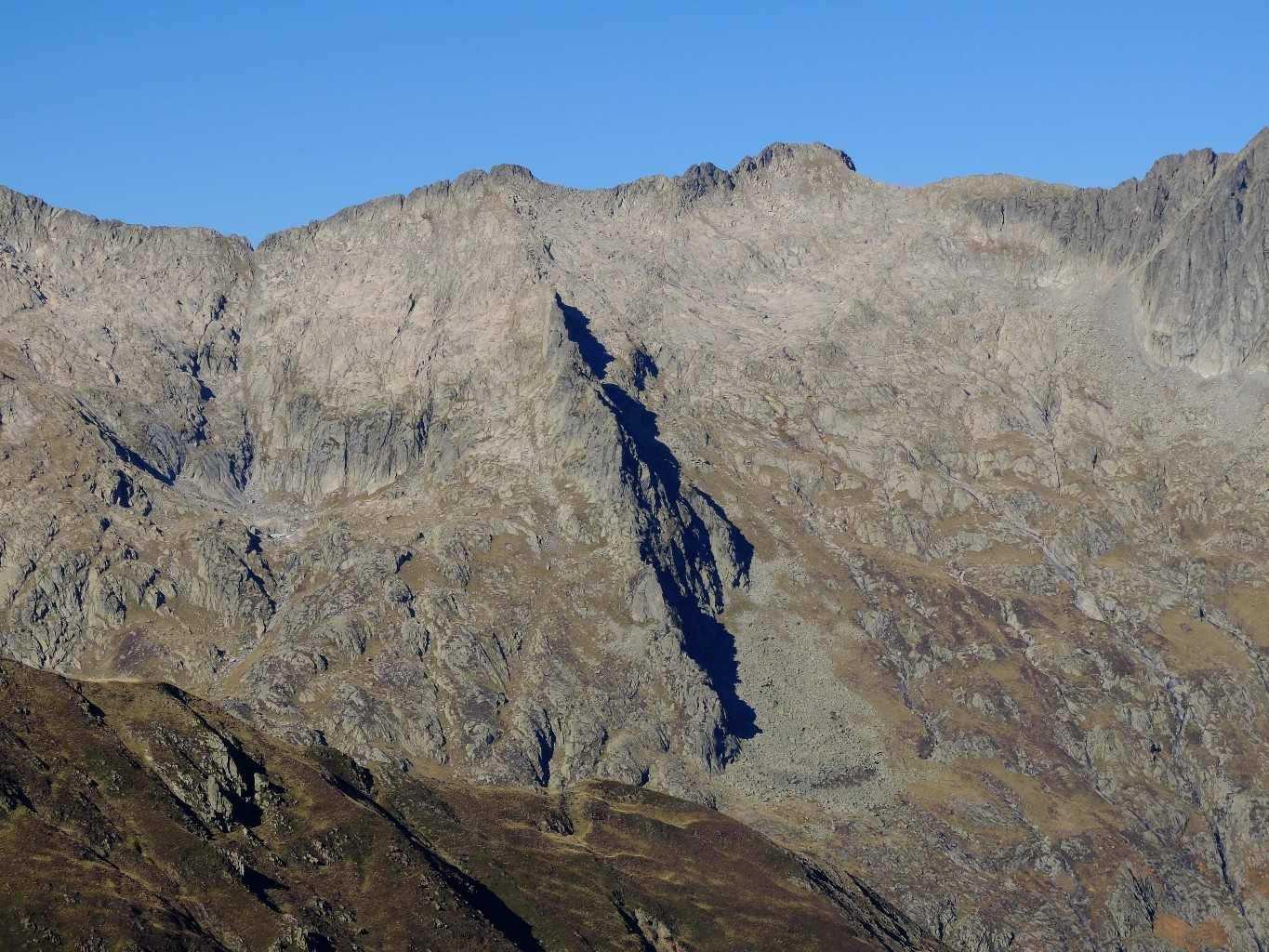 L'arête dans son ensemble, vue depuis le refuge du pinet