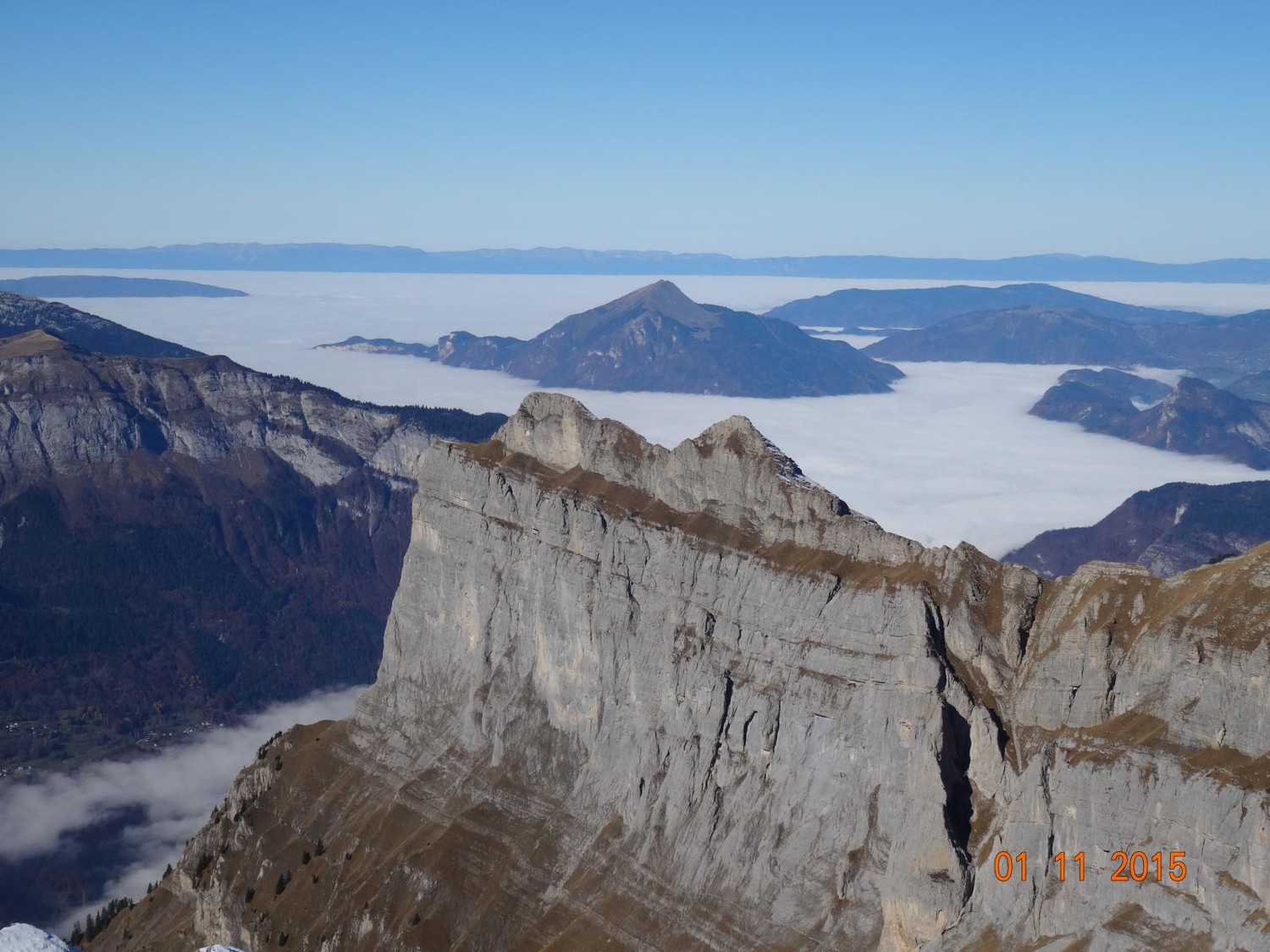 Sur Cluses, la mer de nuage persiste