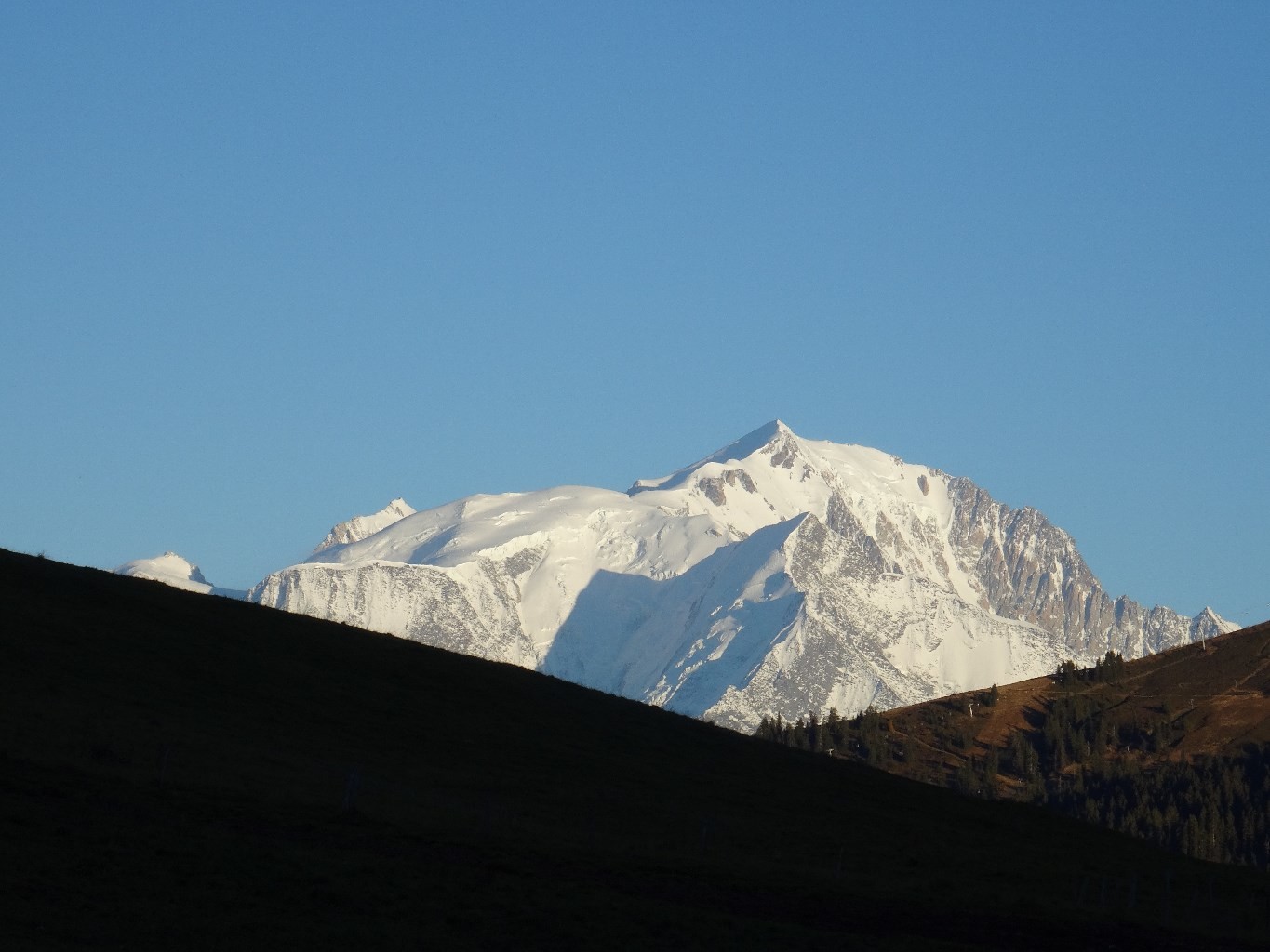 Il est beau depuis le col des Aravis.