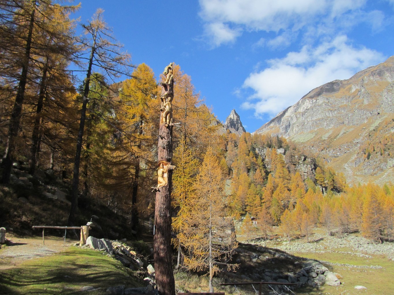 scultura di un tronco in onore dei fratelli Boni