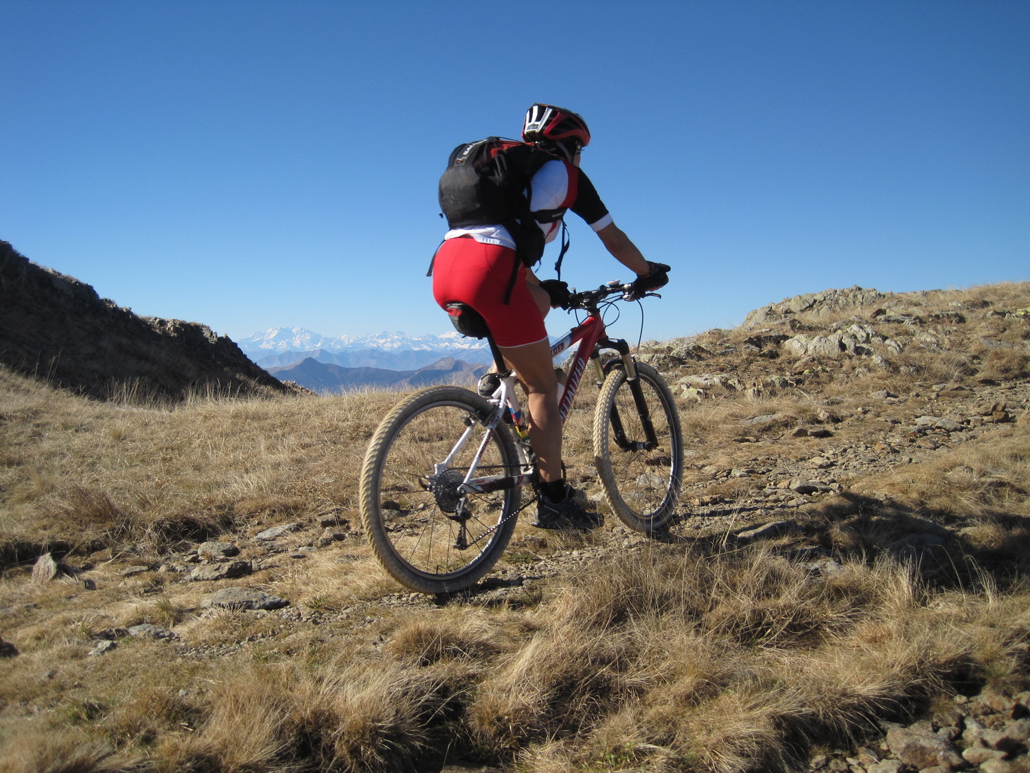Pedalando sulla cresta tra le due cime