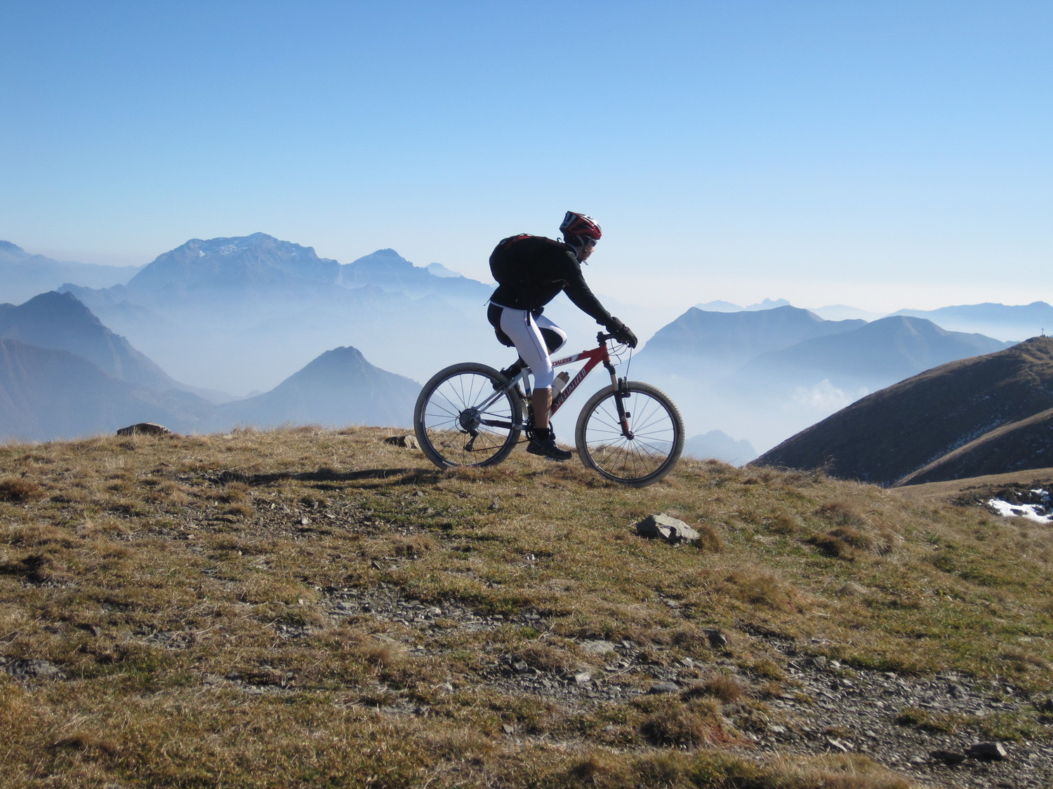In bici dalla cima svizzera
