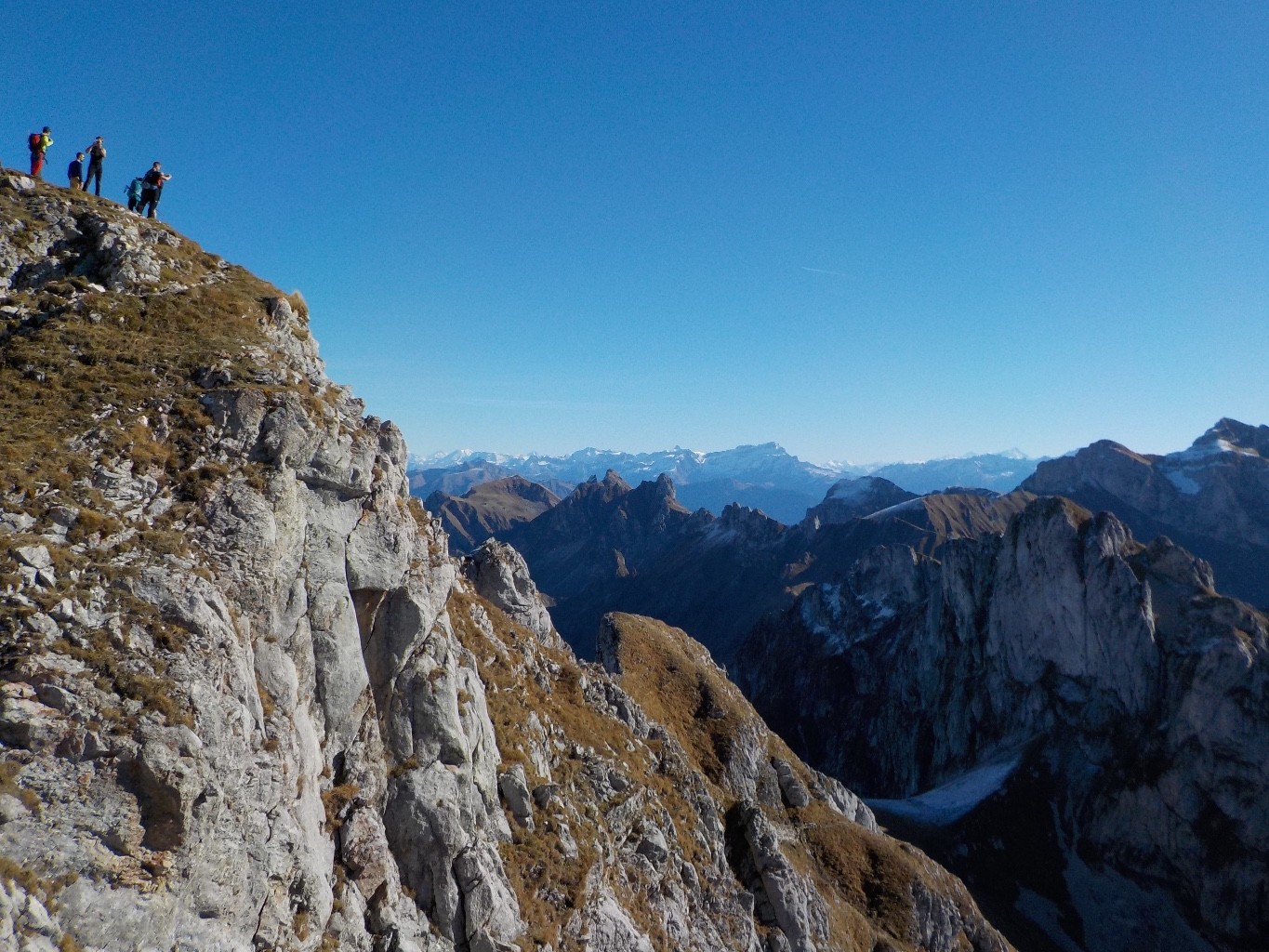 Sommet de la Dent d'Oche. Vue sur le Chateau d'Oche