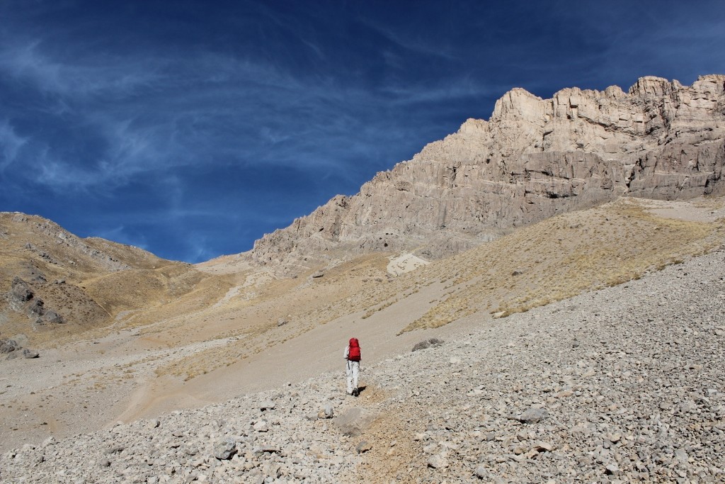 montée dans le vallon vers l'épaule SW sous un superbe ciel marbré de cirrus