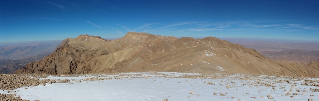 Vu du sommet sur la chaîne de Dena