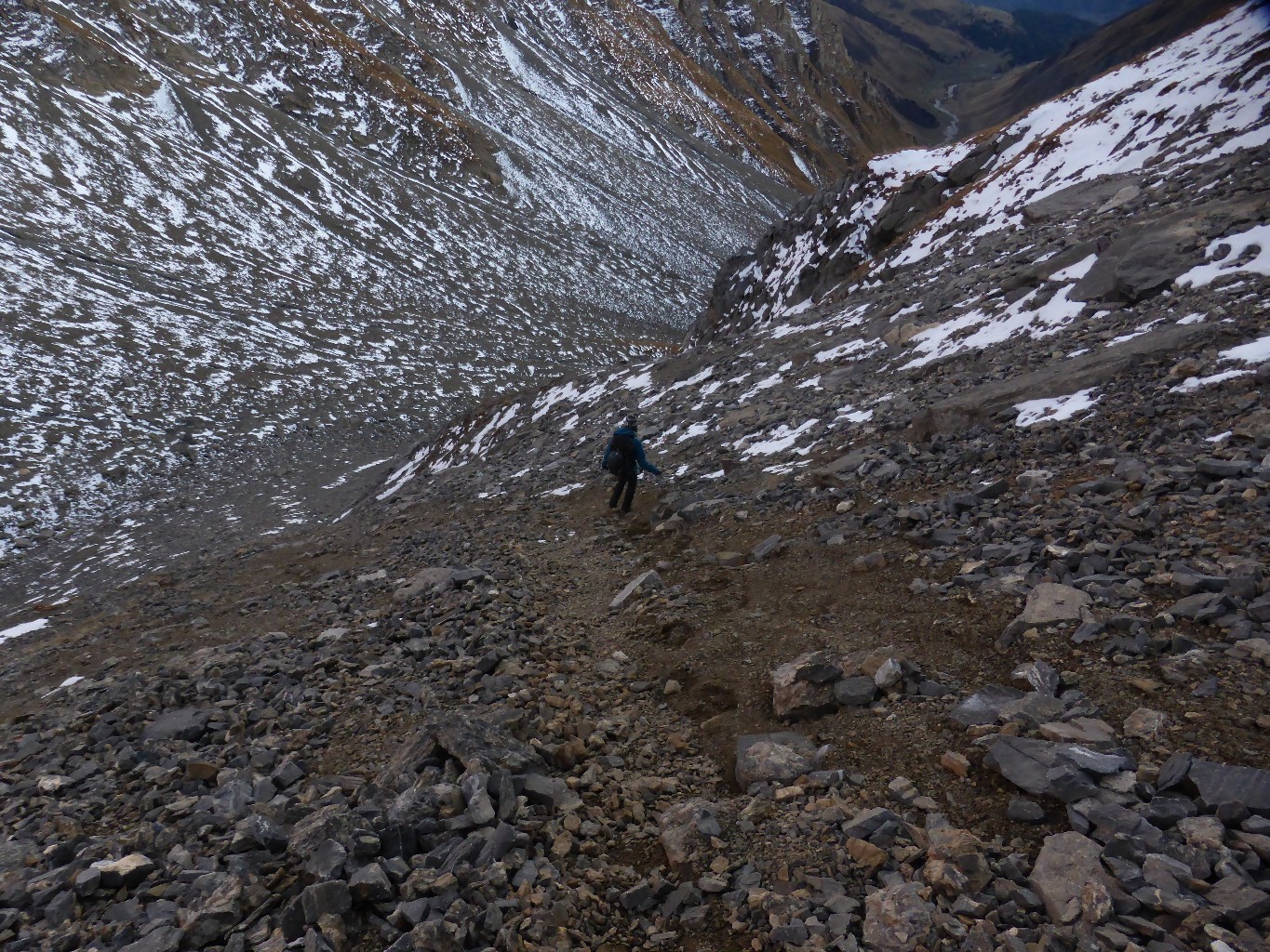 Descente par les éboulis de la combe de la Nova