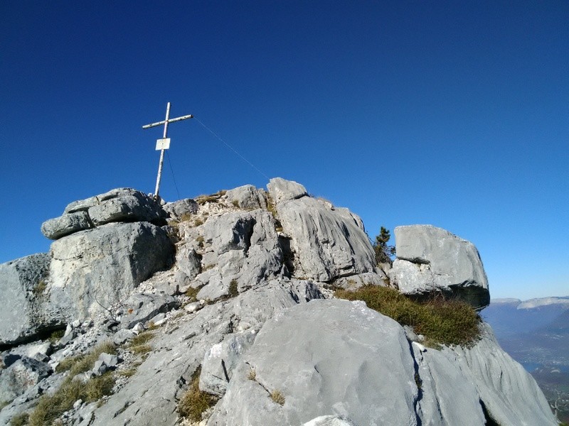 Croix à la mémoire du curé de Bellecombe, au sommet du premier éperon