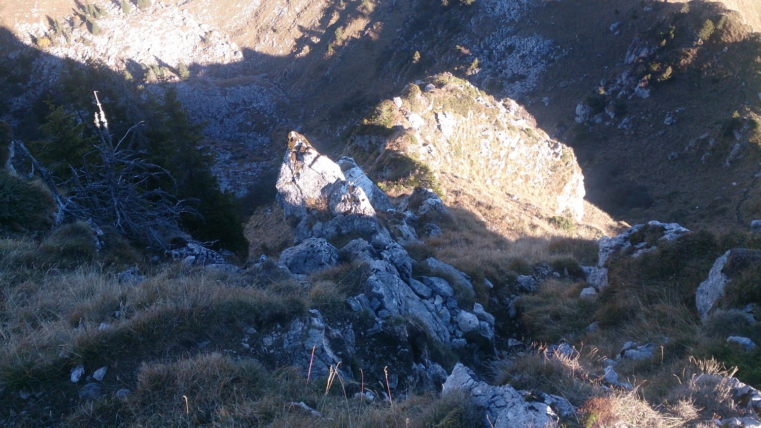 Belle vue plongeante sur le départ de la face ENE et l'arête E