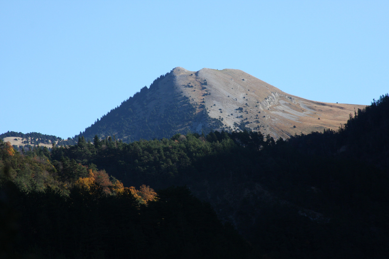 Le Mont Barral s'observe dès le début de la montée vers le Serre de Beaupuy depuis Les Nonnières