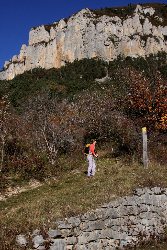Montée depuis Les Nonnères avec vue sur les rochers de Combau