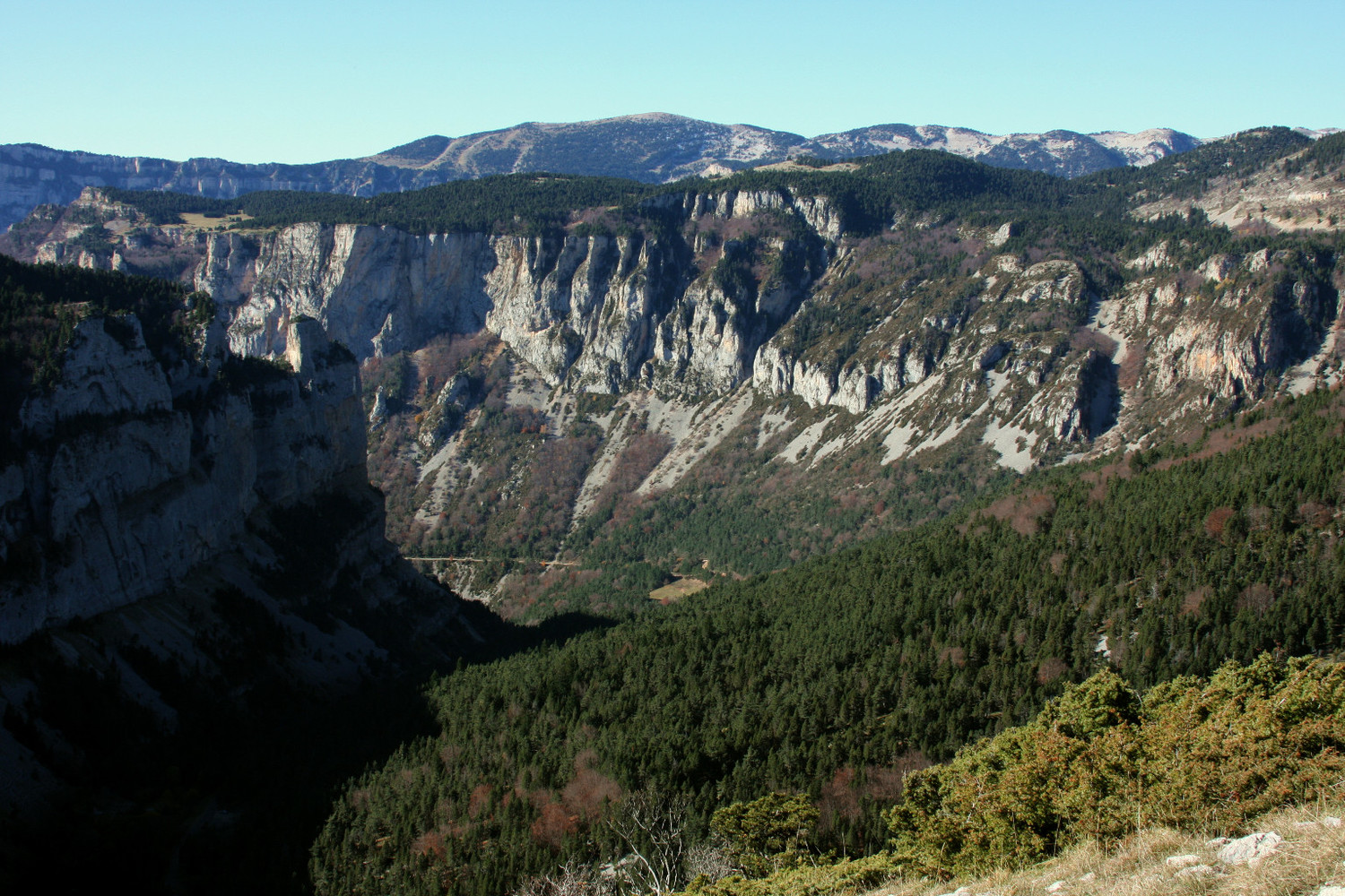 Vallon de Combau : à G, les Rochers de Combau ; au milieu, l'entrée du Vallon orientée S>N ; à l'extrême droite, le Pas des Ampes