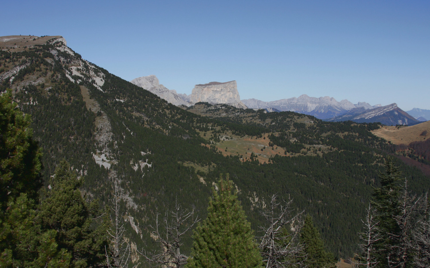 Montagnette, Grand Veymont et Mt Aiguille, balcon E du Vercors, Rochers du Bacconet... vus du Serre de Beaupuy vers le N.