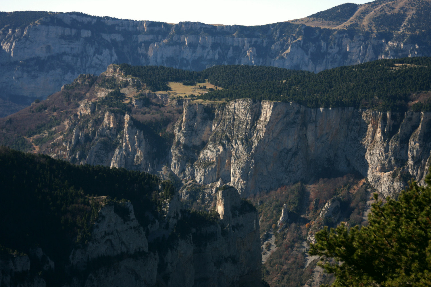 Rocher de Combau au 1er plan, ruines de Tussac au 2e plan, et Glandasse au fond