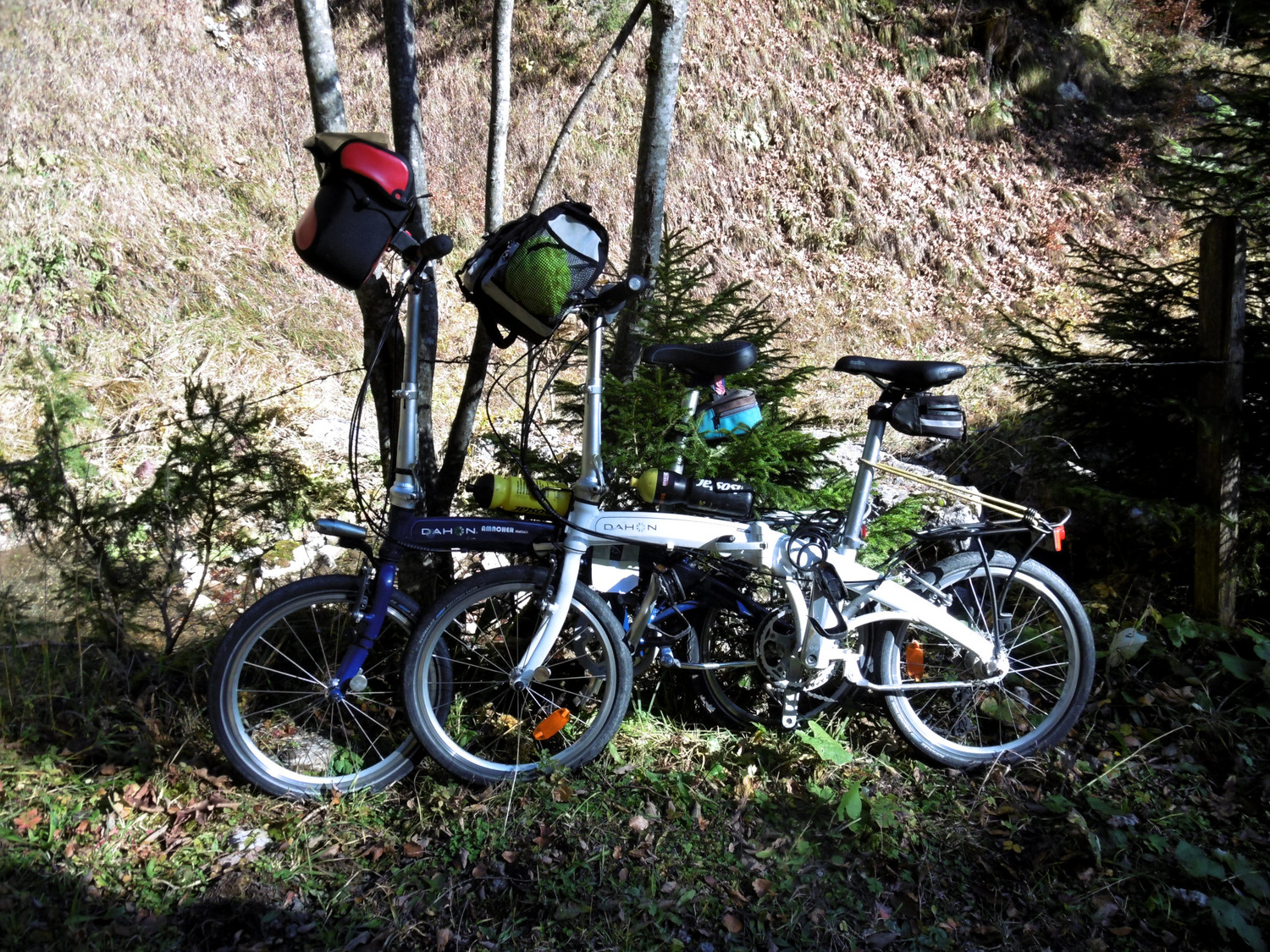 Nos vélos font toujours rire les autres, mais ile se casent partout et sont assez efficaces sur les raidillons des routes d'alpage !