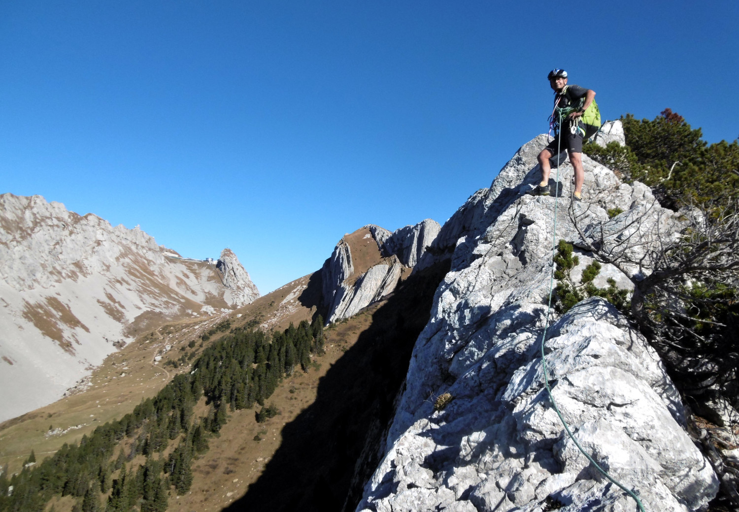 Partie facile de l'arête - au fond la gare d'arrivée du train du Pilatus