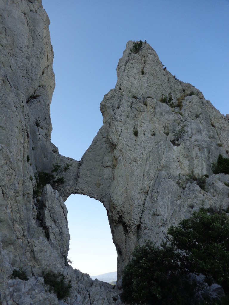 le fameux rappel du haut pilier à droite sur l'arche