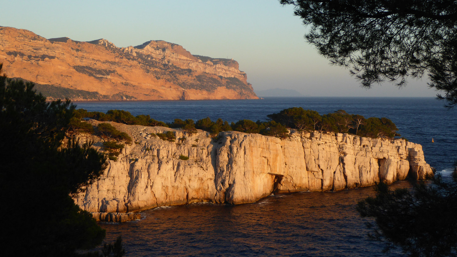 Soleil couchant sur le Cap Canaille et les dernières calanques