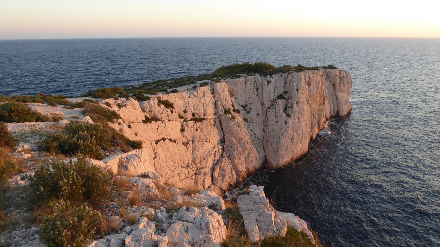 Cap de Morgiou au soleil couchant