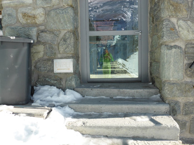 Précédé par mon reflet à l'entrée de la cabane