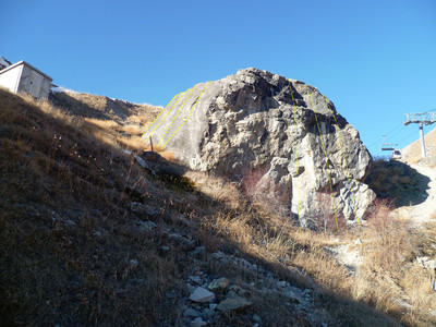Vue des 2 faces du rocher. Vue des 2 faces du rocher.