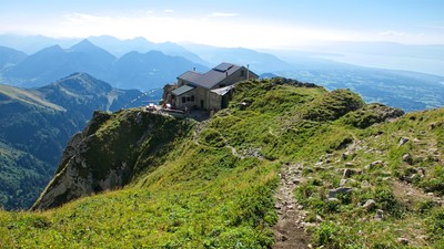 Le refuge de la Dent d'Oche Le refuge de la Dent d'Oche