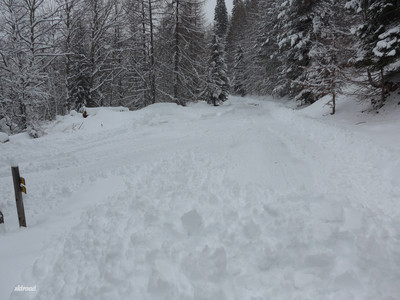 Le chasse neige est arrivé jusqu'au réservoir près du Vallon de Juan. Le chasse neige est arrivé jusqu'au réservoir près du Vallon de Juan.