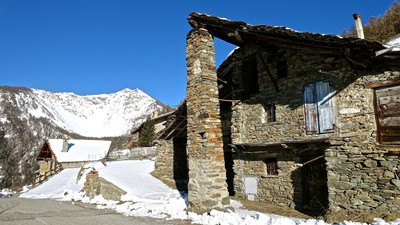 Hameau de Thouraz (il fallait au moins ça pour soutenir l'avant toit Hameau de Thouraz (il fallait au moins ça pour soutenir l'avant toit