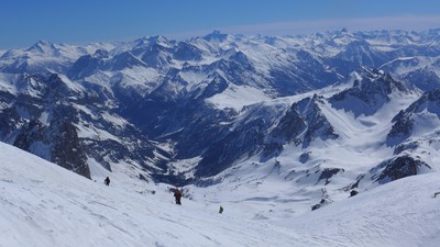 La descente de la vallée étroite