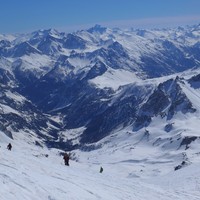 La descente de la vallée étroite