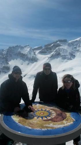Réunion au sommet des TENTES entre Cath, Néné et Roger, avec la brèche de Roland en arrière plan