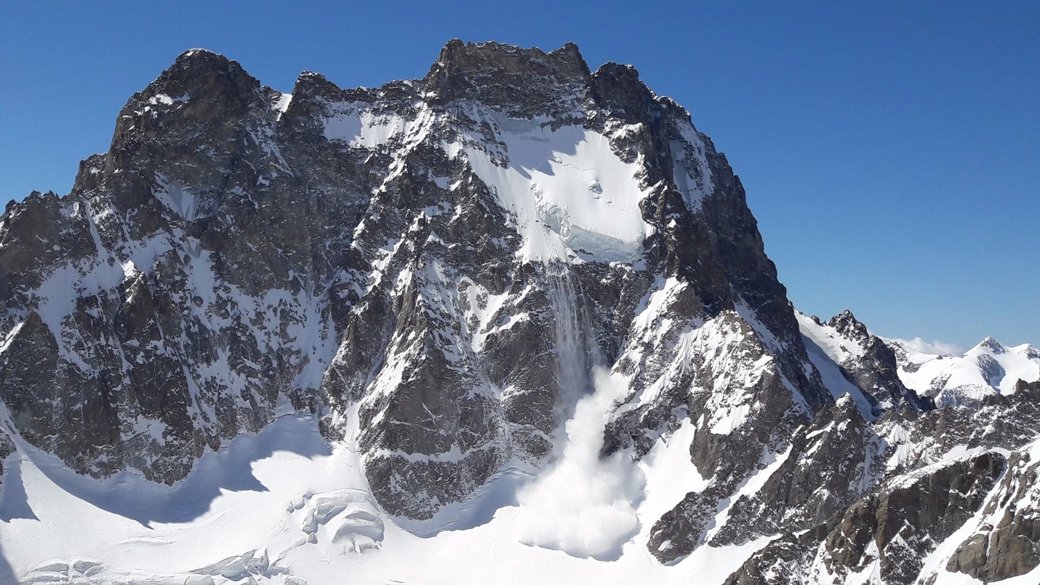 Bel aérosol sous le glacier suspendu de l'Ailefroide Orientale