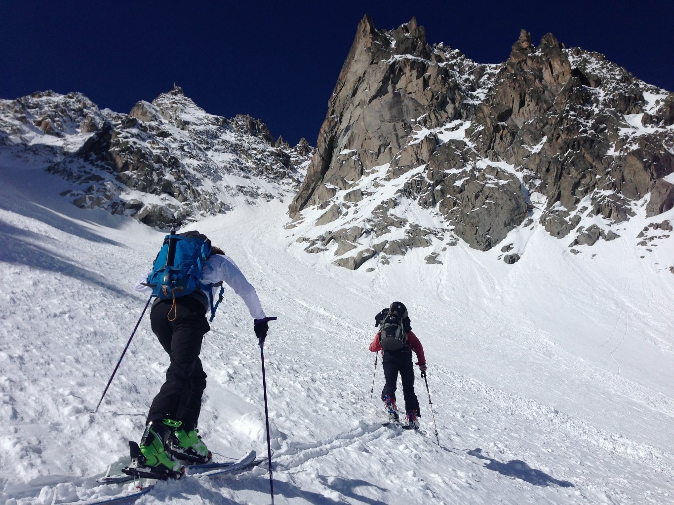 On attaque la montée en se servant de la trace d'avalanche