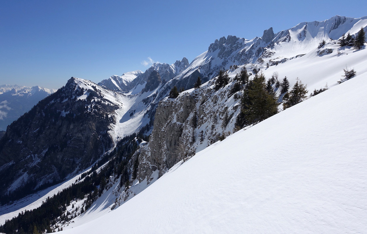 Le haut du couloir des Journées: vue sur le haut vallon de Novel et le Gardy.
