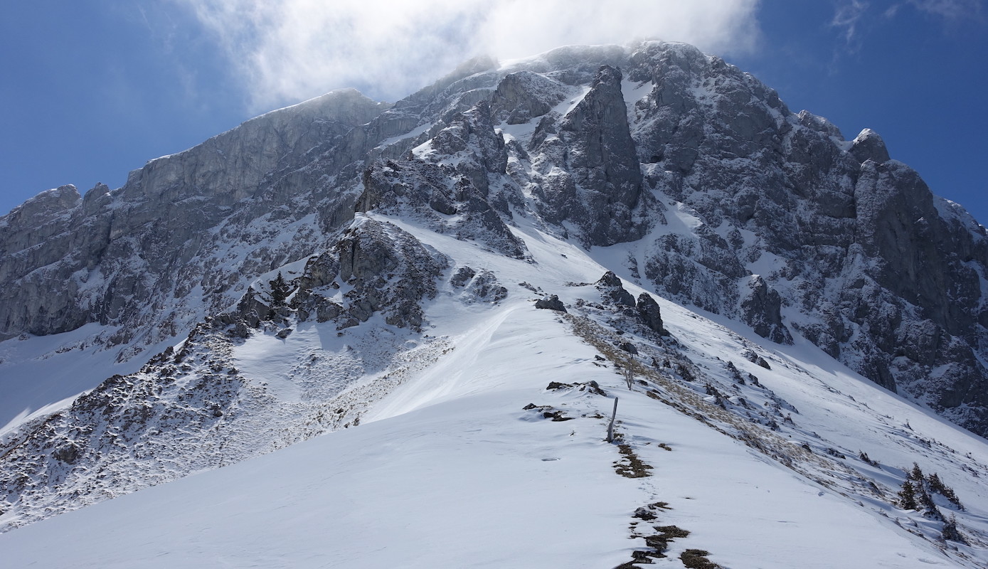 Ao col et au pied de la face nord de la Dent d'Oche.