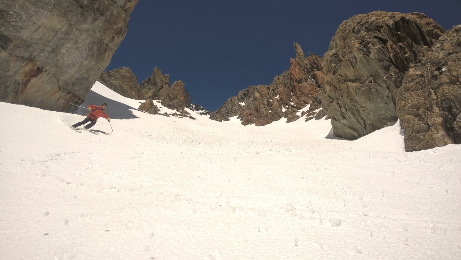 Excellent ski au pied du couloir S de la Bosse 3343m du Pic Coolidge