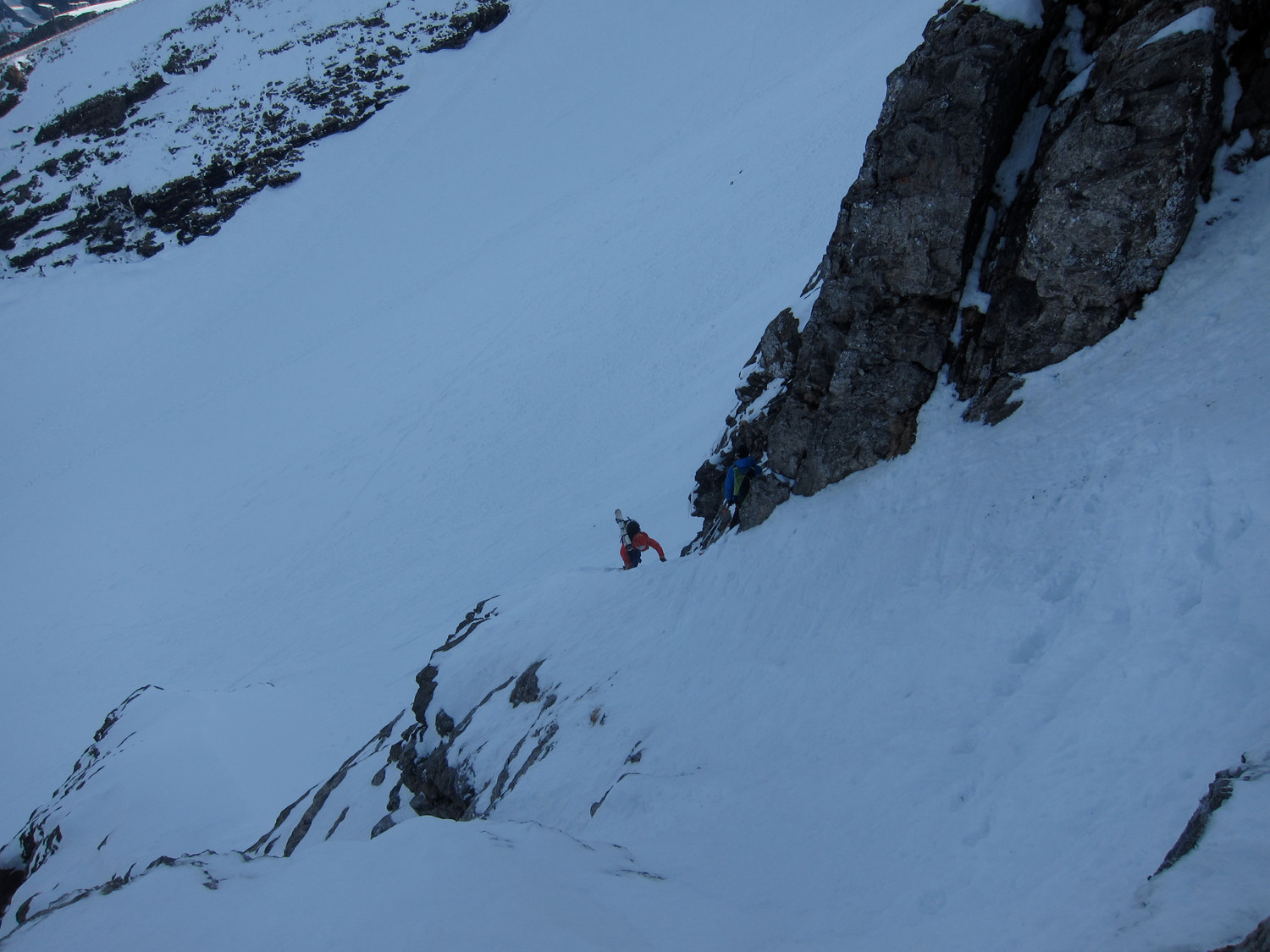 Sortie du crux, un skieur descend