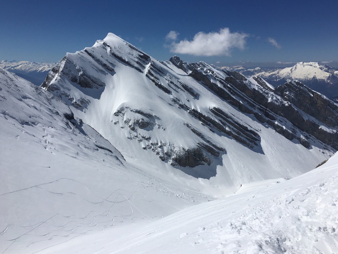 Bella Cha semble encore teès skiable (à condition de ne pas vouloir descendre jusqu'en bas)