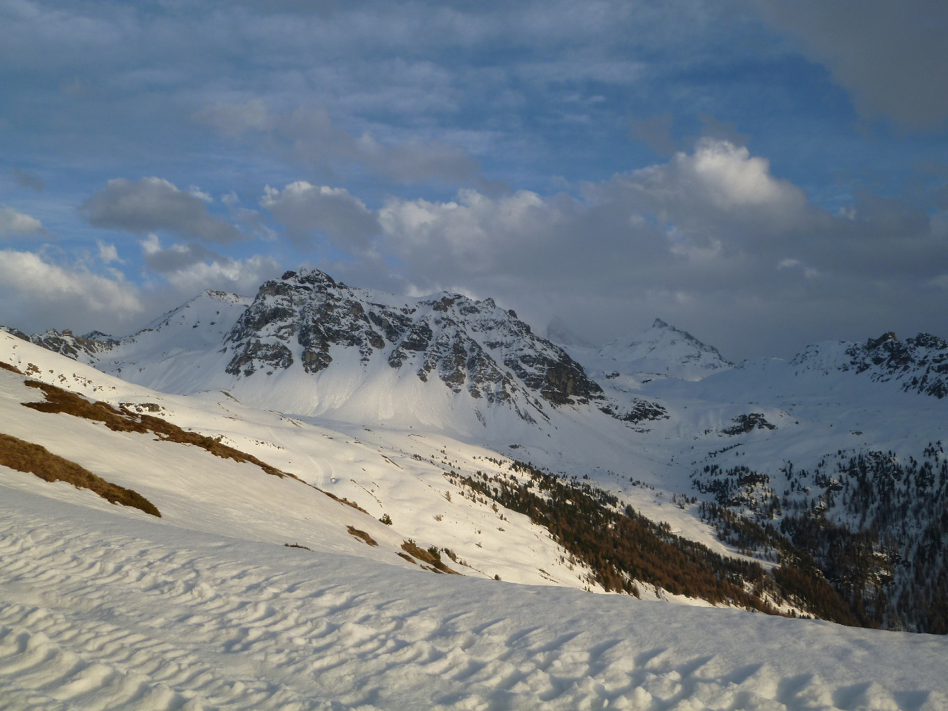 Depuis la Cabanne des Chippis, vue sur le Toûno et une bonne partie de la longue traversée du lendemain