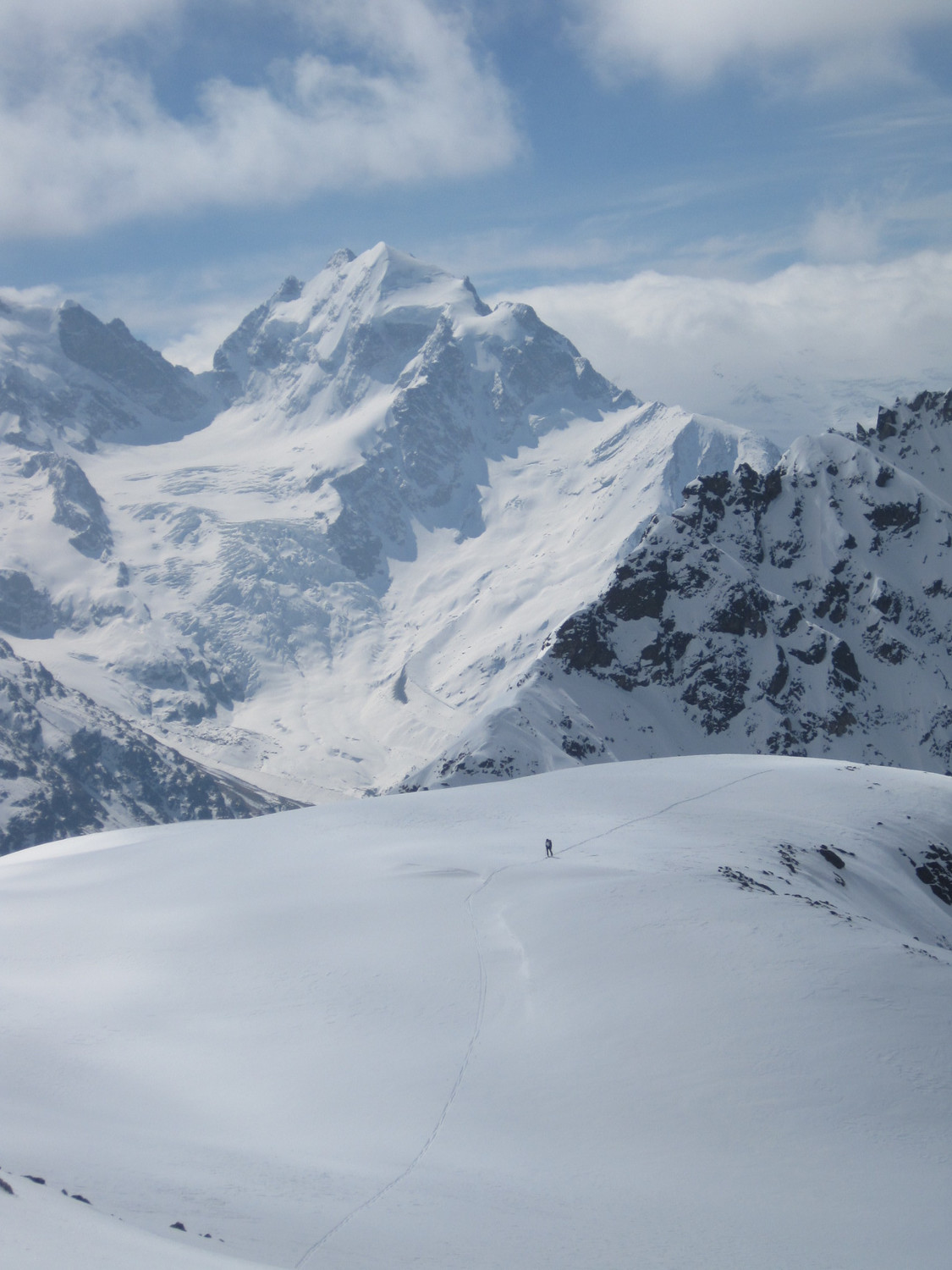 Sullo spallone finale, il Piz Roseg in fondo