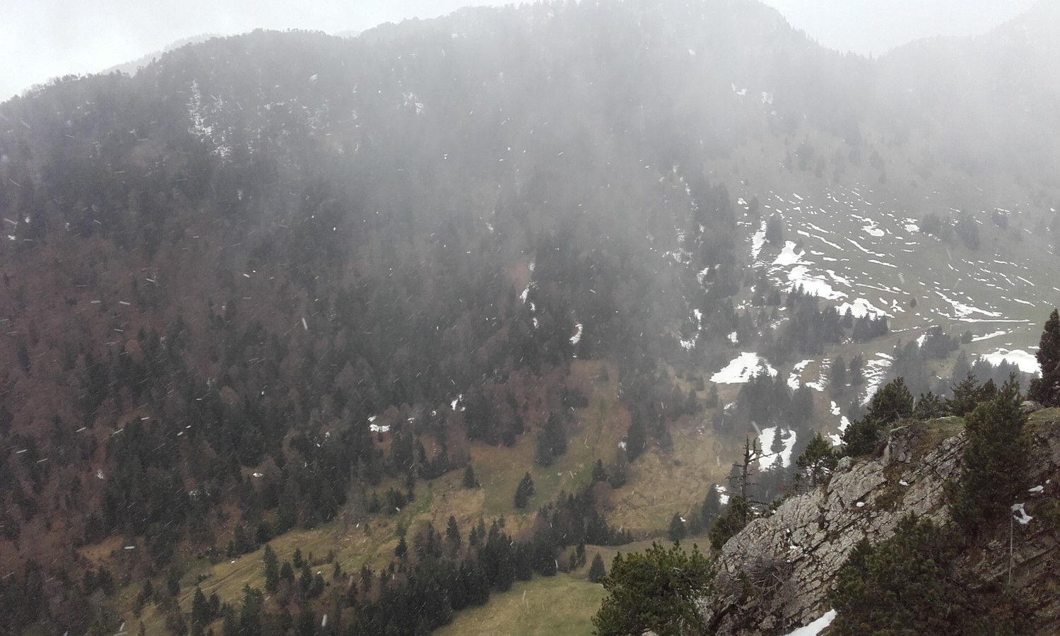 Le mauvais temps est là, encore un peu de neige au col de la Frasse