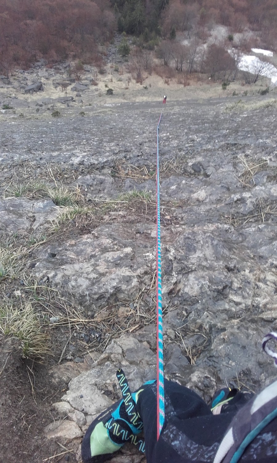 La dalle a changé de couleur, trempée. Rappel de 60m.