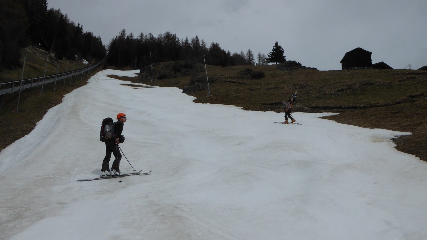 Petite bande de neige permettant de chausser au pied du funiculaire