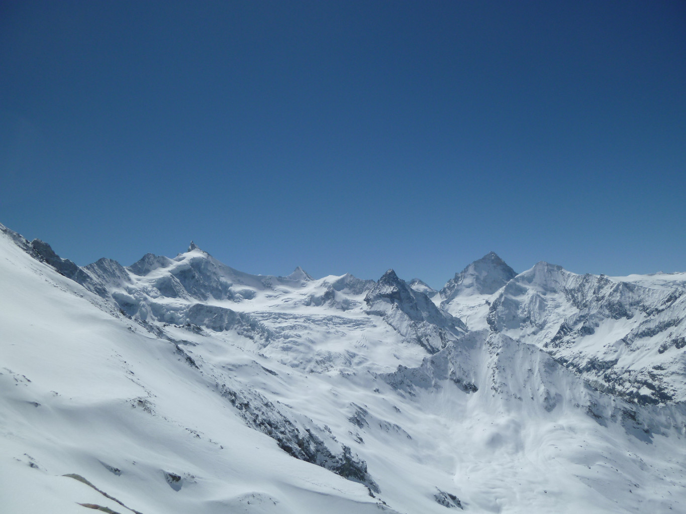 Crête de Milon (premier plan) et col de Milon dit "col d'été" (raide en versant N, apparemment souvent évité l'hiver)